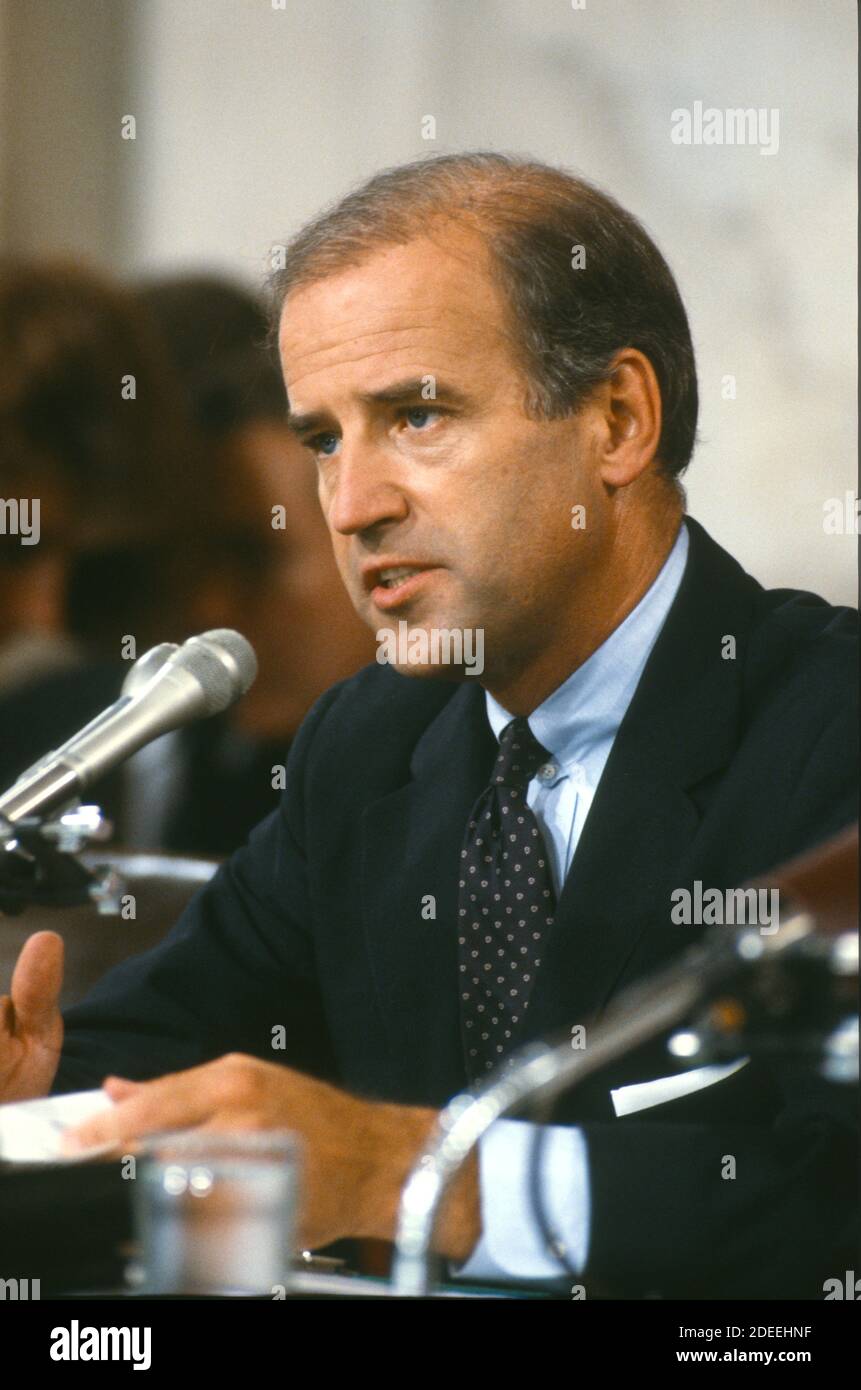 Il senatore degli Stati Uniti Joseph Biden (democratico del Delaware), presidente del Comitato giudiziario del Senato americano, ha rivolto domande al giudice Robert Bork, candidato del presidente americano Ronald Reagan in sostituzione della giustizia associata in pensione della Corte Suprema americana Lewis Powell, durante l’audizione per confermare Bork nella Sala dei Cauci del Senato americano a Washington, DC il 18 settembre 1987. Il presidente Reagan ha nominato Bork il 1 luglio 1987.Credit: Ron Sachs / CNP /MediaPunch Foto Stock