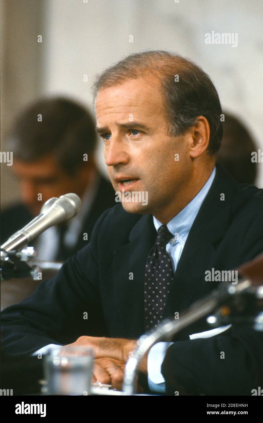 Il senatore degli Stati Uniti Joseph Biden (democratico del Delaware), presidente del Comitato giudiziario del Senato americano, ha rivolto domande al giudice Robert Bork, candidato del presidente americano Ronald Reagan in sostituzione della giustizia associata in pensione della Corte Suprema americana Lewis Powell, durante l’audizione per confermare Bork nella Sala dei Cauci del Senato americano a Washington, DC il 18 settembre 1987. Il presidente Reagan ha nominato Bork il 1 luglio 1987.Credit: Ron Sachs / CNP /MediaPunch Foto Stock