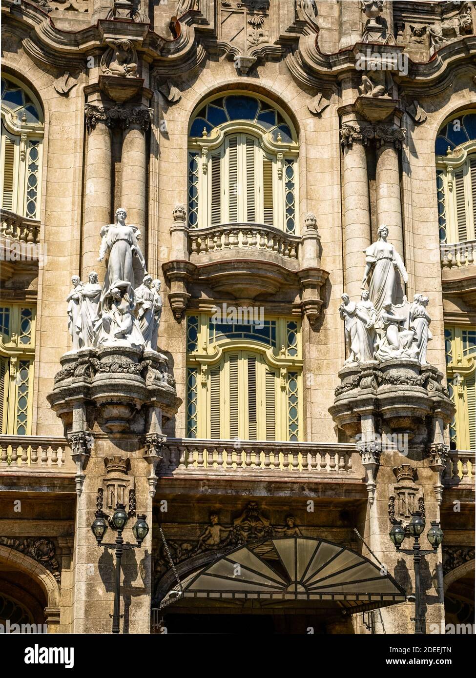 Edifici storici dell'Avana. Sorgente cubana - splendido paesaggio tropicale Foto Stock