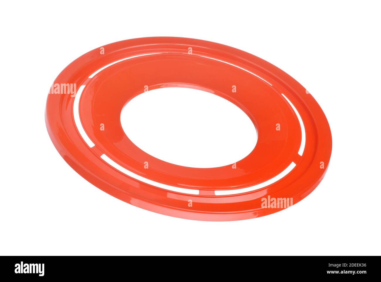 Disco volante in plastica rossa isolato su bianco Foto Stock