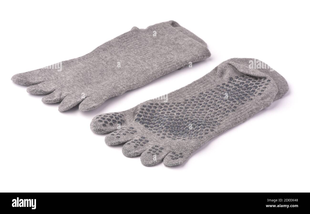 Calze yoga grigie antiscivolo isolate su bianco Foto Stock