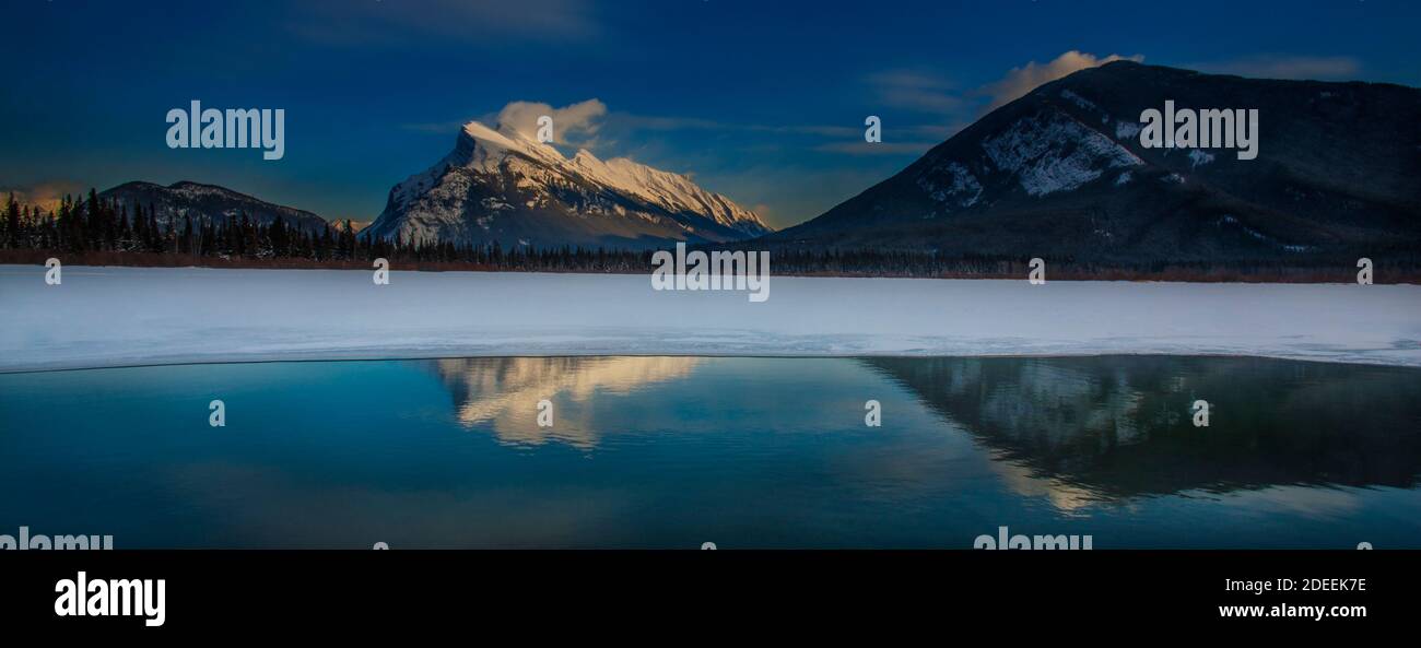 Riflessione di montagna sul lago d'inverno Foto Stock