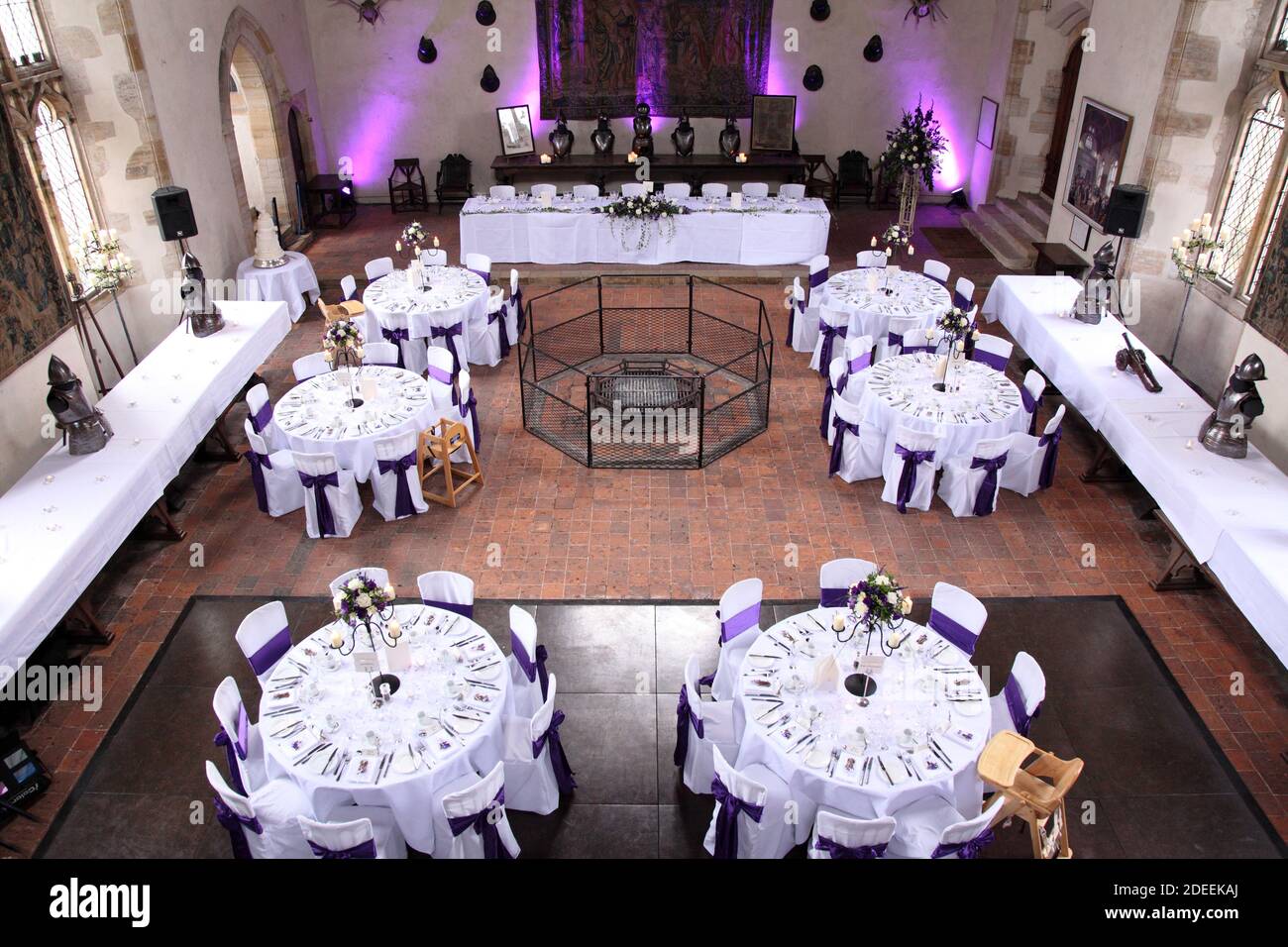 La Sala del Barone tardo-medievale del XIV secolo, o Sala Grande, con focolare aperto al Penshurst Place, decorato per un ricevimento di nozze Foto Stock