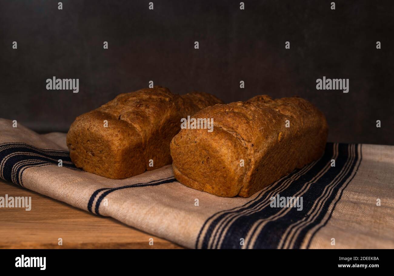 Pane appena sfornato su una tavola di legno Foto Stock