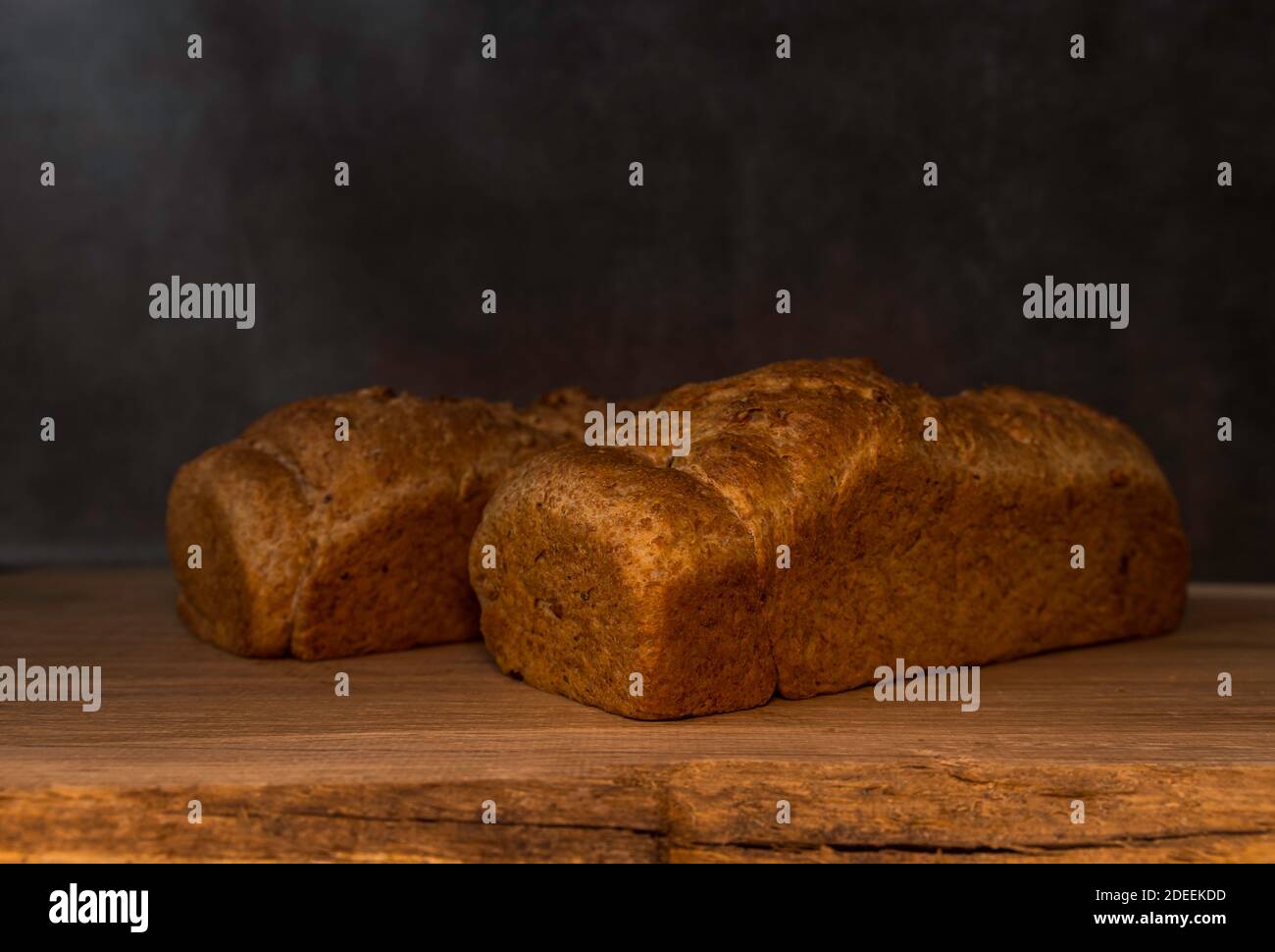 Pane appena sfornato su una tavola di legno Foto Stock