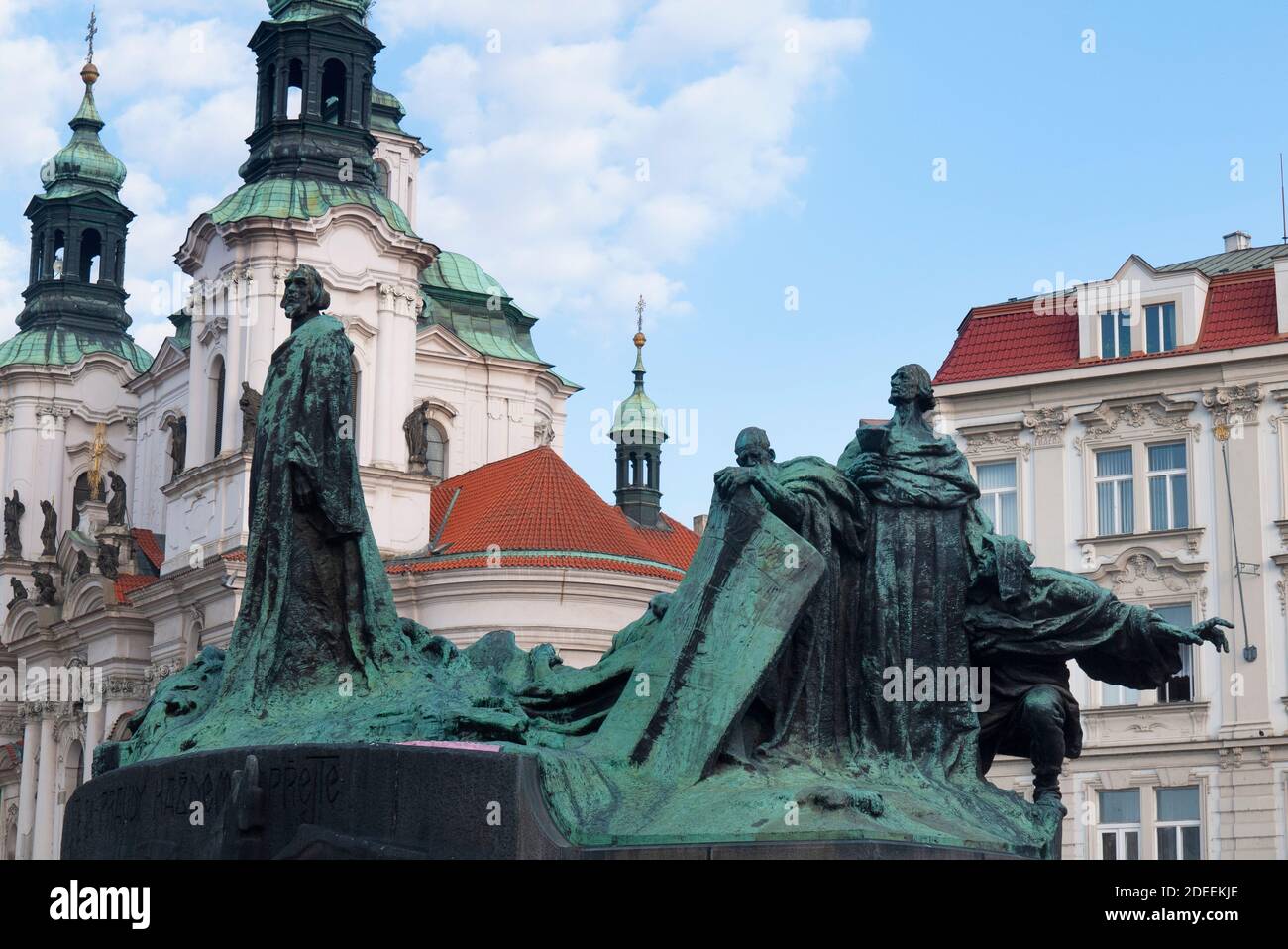 Jan Hus statua con la chiesa di San Nicola dietro nella città vecchia, Praga, capitale della Repubblica Ceca Foto Stock