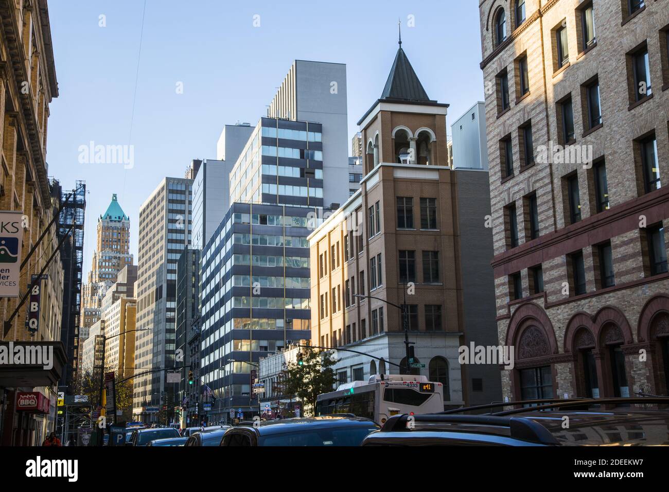 Guardando Livingston Street nel centro di Brooklyn con la sua miscela di architettura nuova e vecchia. Brooklyn, New York. Foto Stock