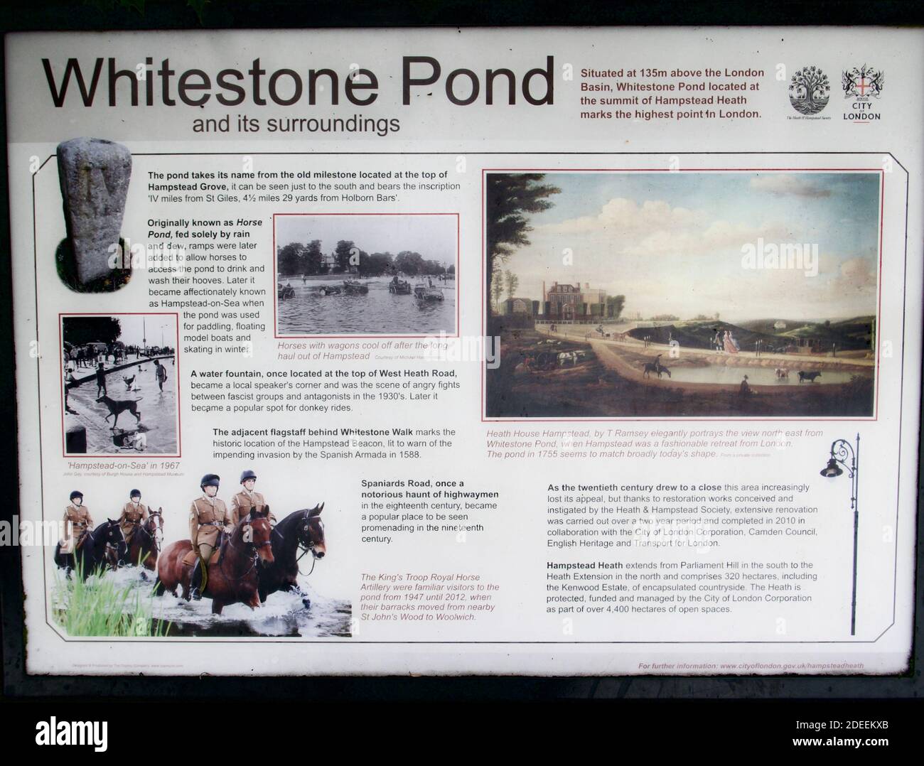 Cartello Whitestone Pond alla cima di Hampstead Heath che segna il punto più alto di Londra. Consiglio di formazione storico che spiega la storia di Hampstead. Foto Stock