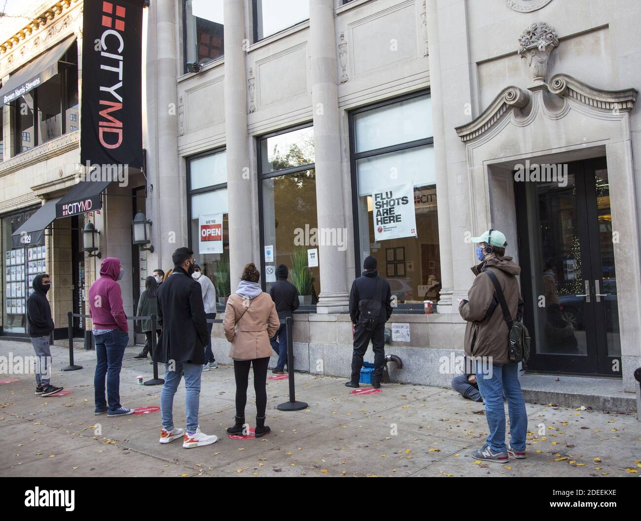 Le persone si allineano all'esterno di un ufficio medico CityMD per ricevere i colpi di influenza stagionali e/o i test Covid-19 nel quartiere Brooklyn Heights di Brooklyn, North Foto Stock