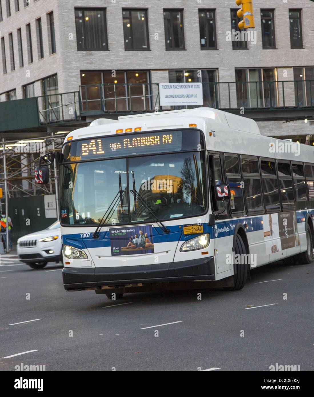 L'autobus cittadino attraversa il centro di Brooklyn, New York City. Foto Stock