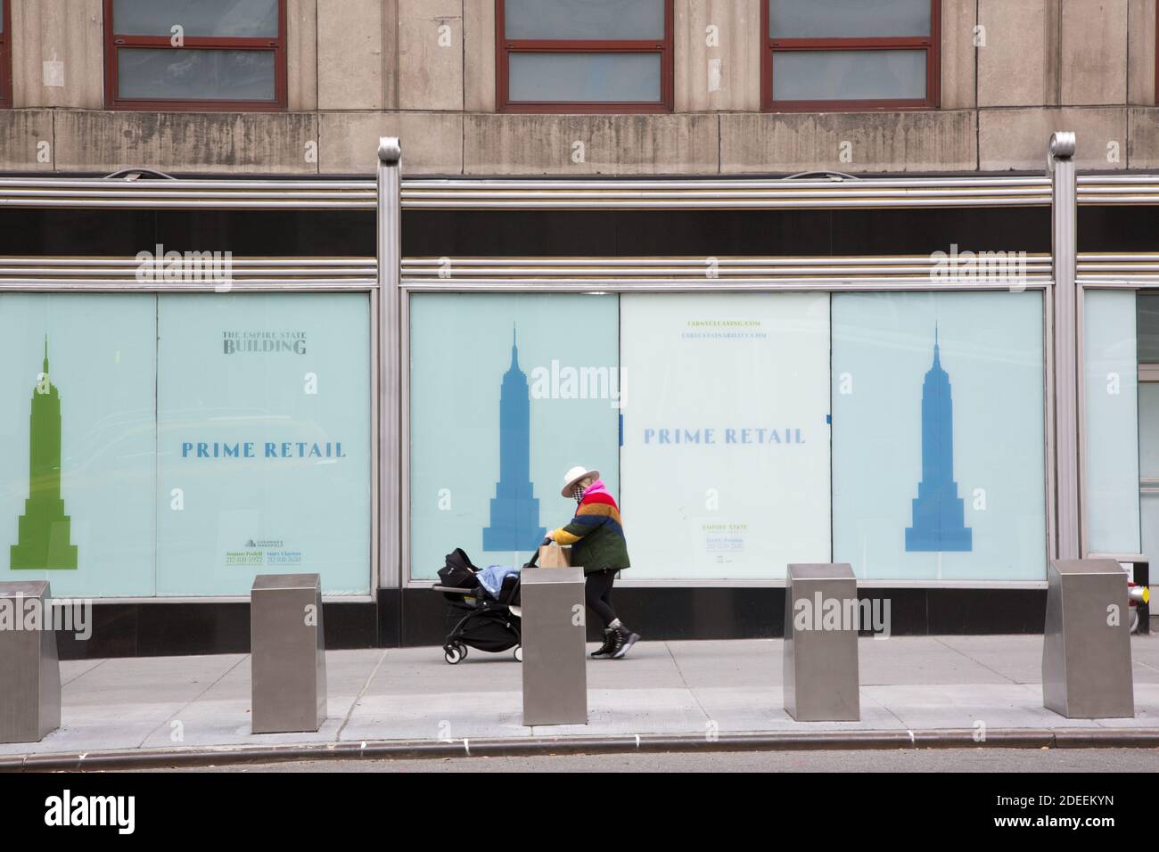 Blocchi di barricata ricoperti di acciaio installati lungo la 5th Avenue di fronte Dell'Empire state Building a New York City mostra i tempi coscienti di sicurezza noi Foto Stock