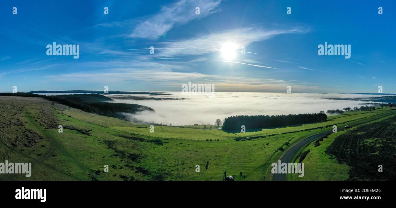 Bella mattina di drone riprese che si affaccia sul paesaggio gallese con la nebbia che copre le valli inferiori nel sud del galles regno unito. Foto Stock