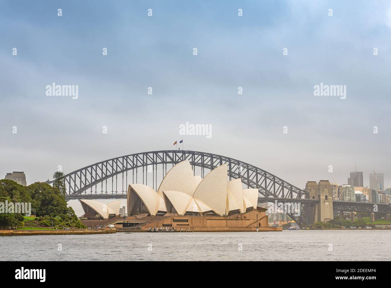 Sydney, New South Wales, Australia; una vista del Sydney Harbour Bridge e dell'Opera House dai Giardini Botanici. Foto Stock