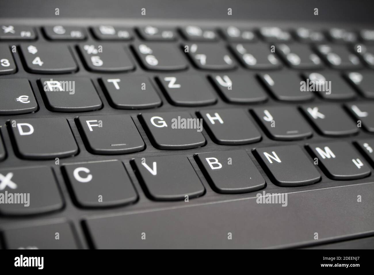 Primo piano della tastiera grigio nera del notebook - prospettiva ridotta Foto Stock