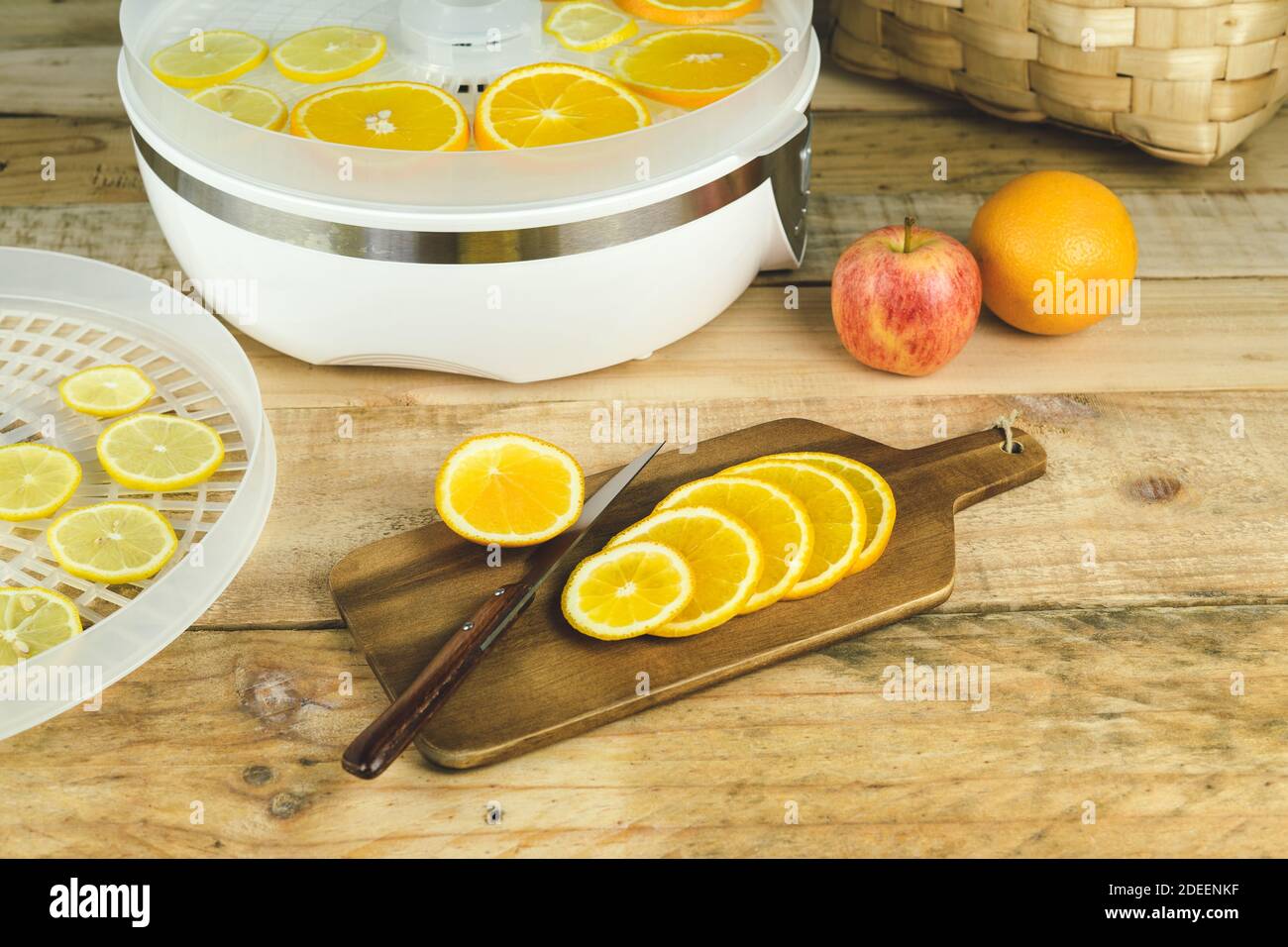Macchina per la disidratazione con fette arancioni sul tavolo da cucina. Foto Stock