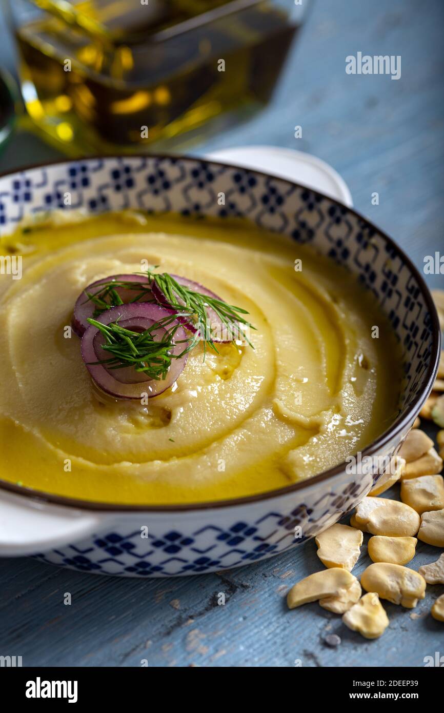 Fava taditional con olio d'oliva. Purè di fagioli fave fava antipasto. Foto Stock