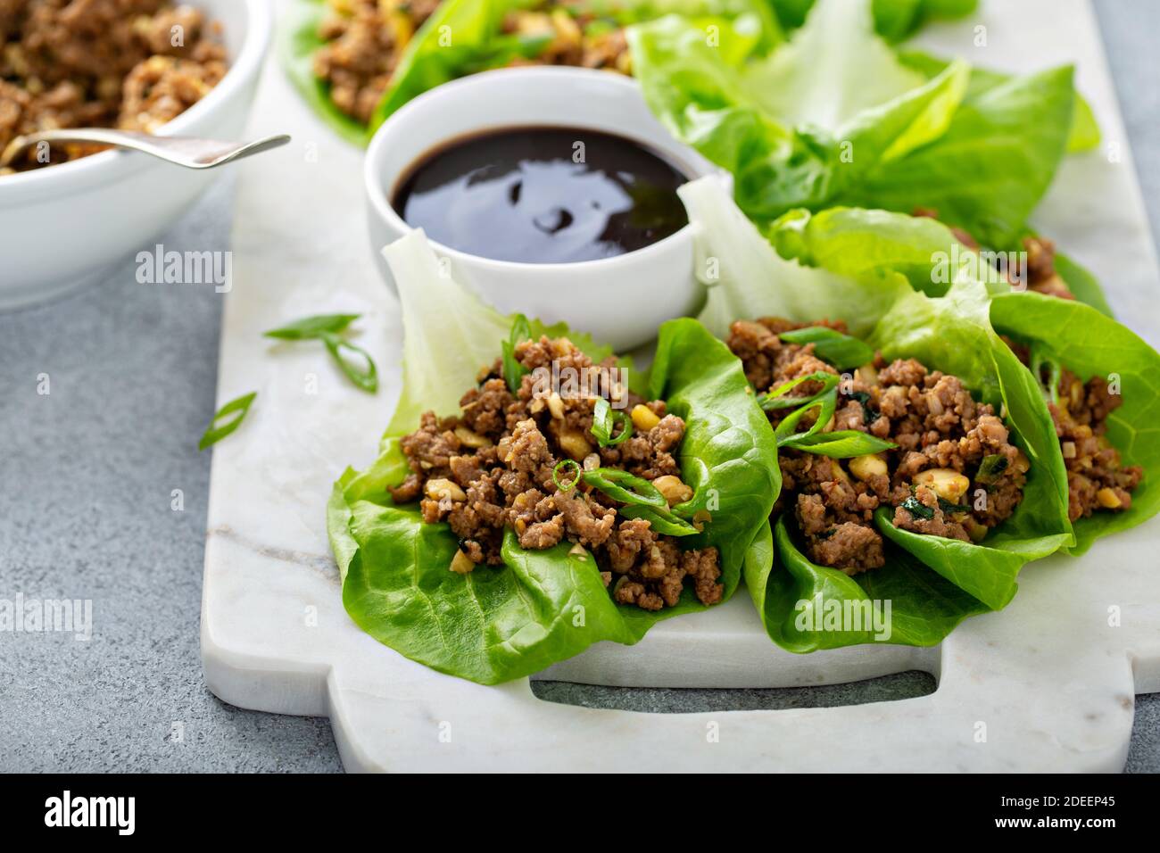 Involtini di lattuga asiatica di pollo o tacchino Foto Stock