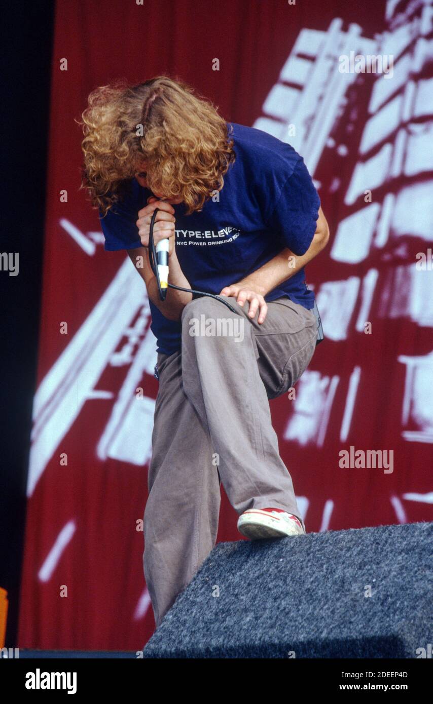Cento motivi band che si esibisce al Reading Festival 2002, Berkshire, Inghilterra, Regno Unito. Foto Stock
