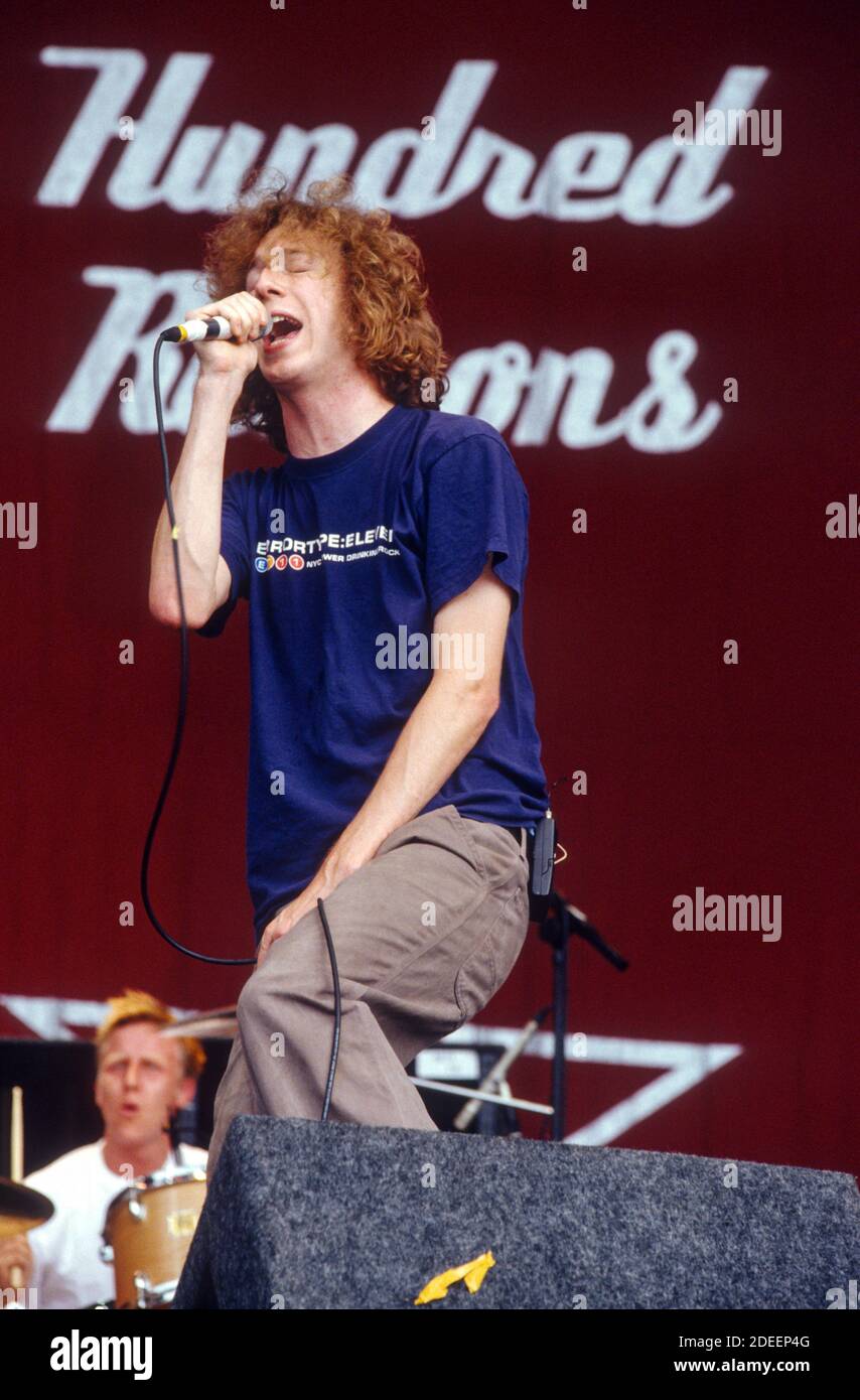 Cento motivi band che si esibisce al Reading Festival 2002, Berkshire, Inghilterra, Regno Unito. Foto Stock