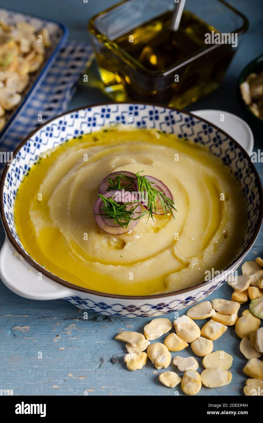 Fava taditional con olio d'oliva. Purè di fagioli fave fava antipasto. Foto Stock