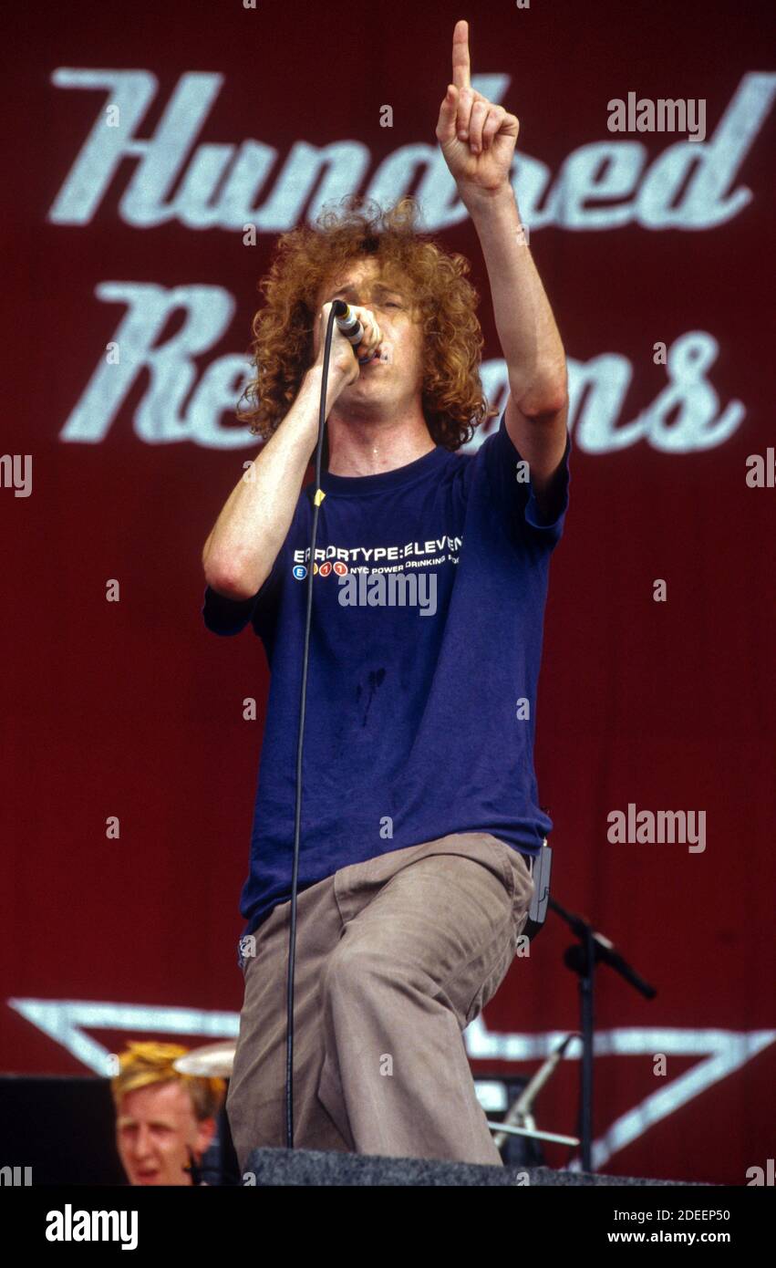 Cento motivi band che si esibisce al Reading Festival 2002, Berkshire, Inghilterra, Regno Unito. Foto Stock