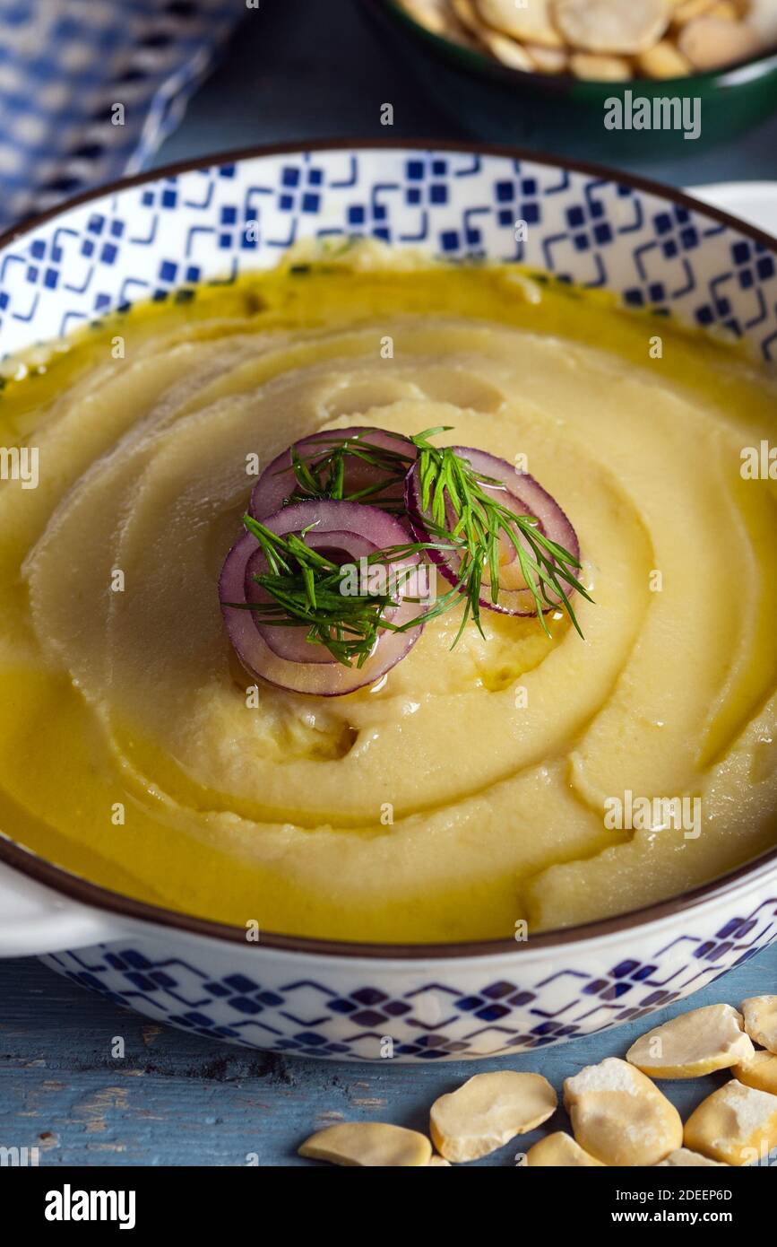 Fava taditional con olio d'oliva. Purè di fagioli fave fava antipasto. Foto Stock