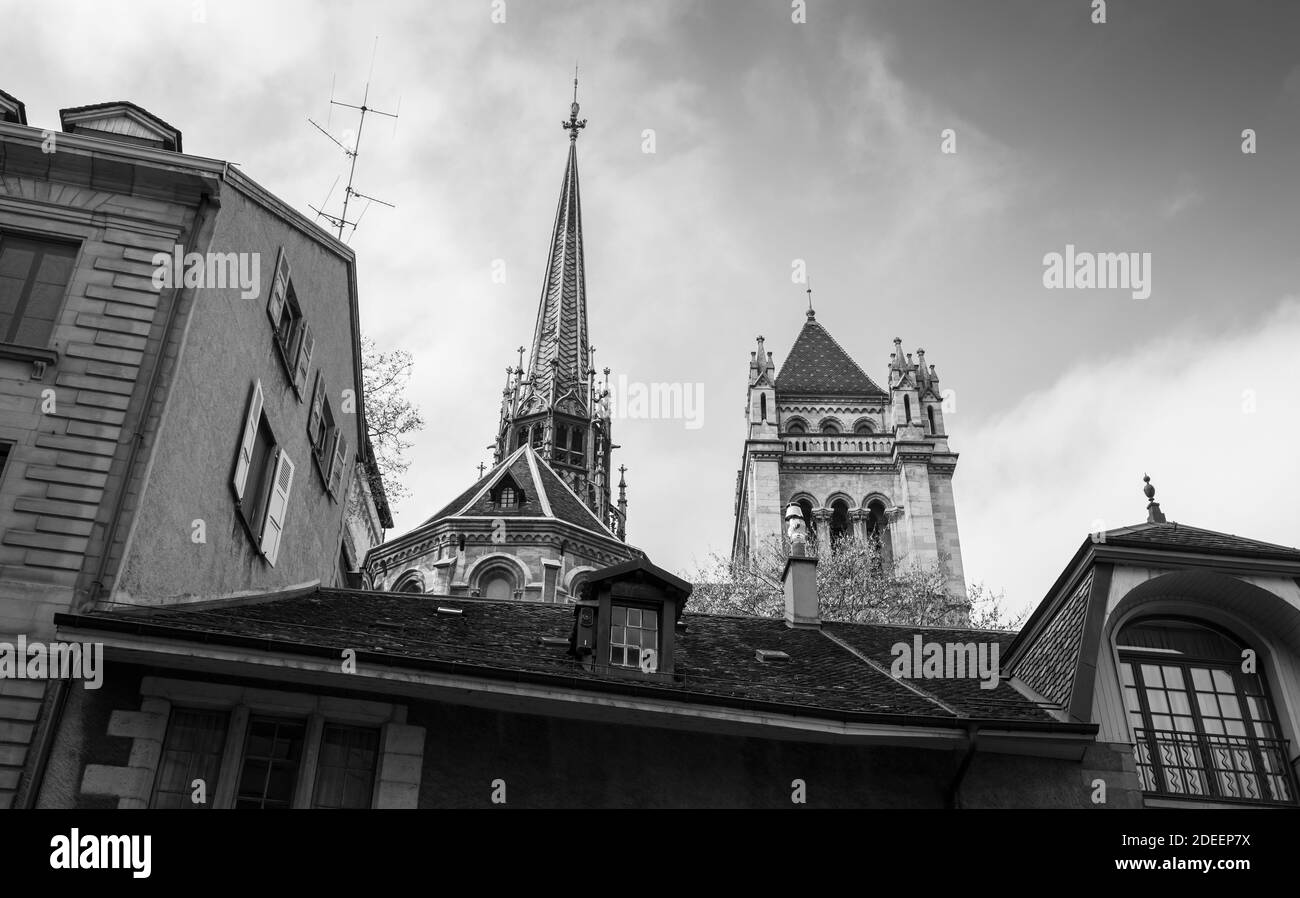 Ginevra, Svizzera. Skyline con le guglie della Cattedrale di San Pietro. Foto in bianco e nero Foto Stock