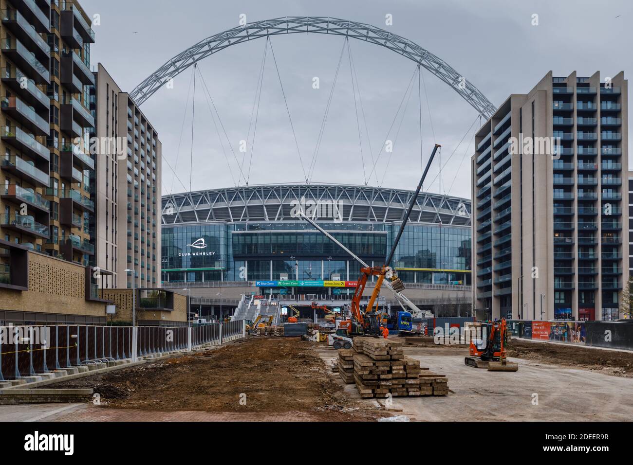 Wembley Stadium, Wembley Park, Regno Unito. 30 novembre 2020. Operazioni di pulizia in corso dopo la demolizione di "Wembley Way", l'iconica pista del Wembley Stadium è stata completata in anticipo rispetto al programma della scorsa settimana. La passerella pedonale a due rampe di 46 anni fa, costruita nel 1974 per facilitare l'accesso pedonale al vecchio stadio, non era adatta agli utenti di sedie a rotelle a causa della pendenza della rampa. È stato demolito per far posto alla scalinata olimpica, che consentirà un migliore accesso ai pedestati dalla Via Olimpica allo Stadio, oltre a quattro nuovi ascensori che possono ospitare tre persone su sedia a rotelle Foto Stock