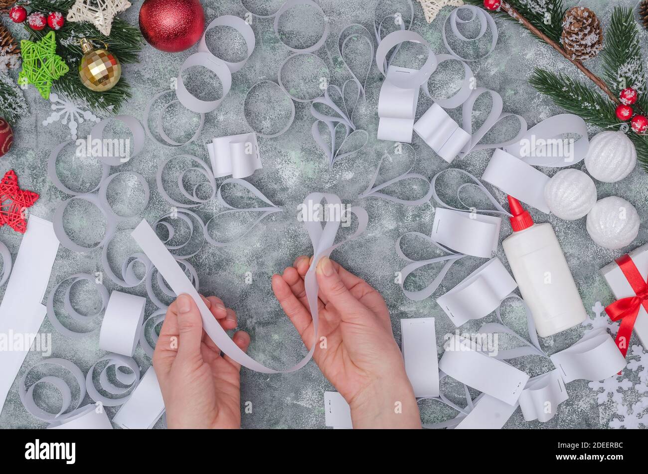Artigianato fai da te di Natale, facendo carta tridimensionale decorazione per decorare una stanza. Istruzioni fotografiche dettagliate. Fase 35 - incollare un elemento all'edg Foto Stock