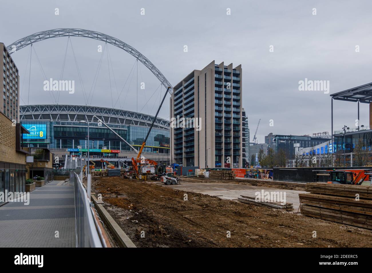 Wembley Stadium, Wembley Park, Regno Unito. 30 novembre 2020. Operazioni di pulizia in corso dopo la demolizione di "Wembley Way", l'iconica pista del Wembley Stadium è stata completata in anticipo rispetto al programma della scorsa settimana. La passerella pedonale a due rampe di 46 anni fa, costruita nel 1974 per facilitare l'accesso pedonale al vecchio stadio, non era adatta agli utenti di sedie a rotelle a causa della pendenza della rampa. È stato demolito per far posto alla scalinata olimpica, che consentirà un migliore accesso ai pedestati dalla Via Olimpica allo Stadio, oltre a quattro nuovi ascensori che possono ospitare tre persone su sedia a rotelle Foto Stock