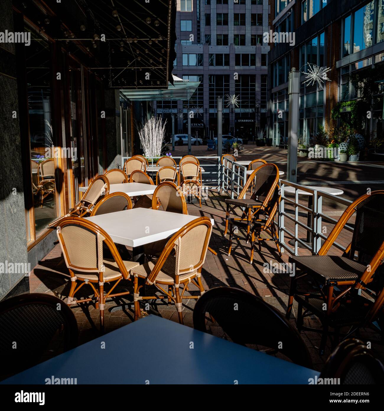 Reston, VA, USA -- 29 novembre 2020. Foto di una zona pranzo all'aperto nel centro di Reston. Foto Stock