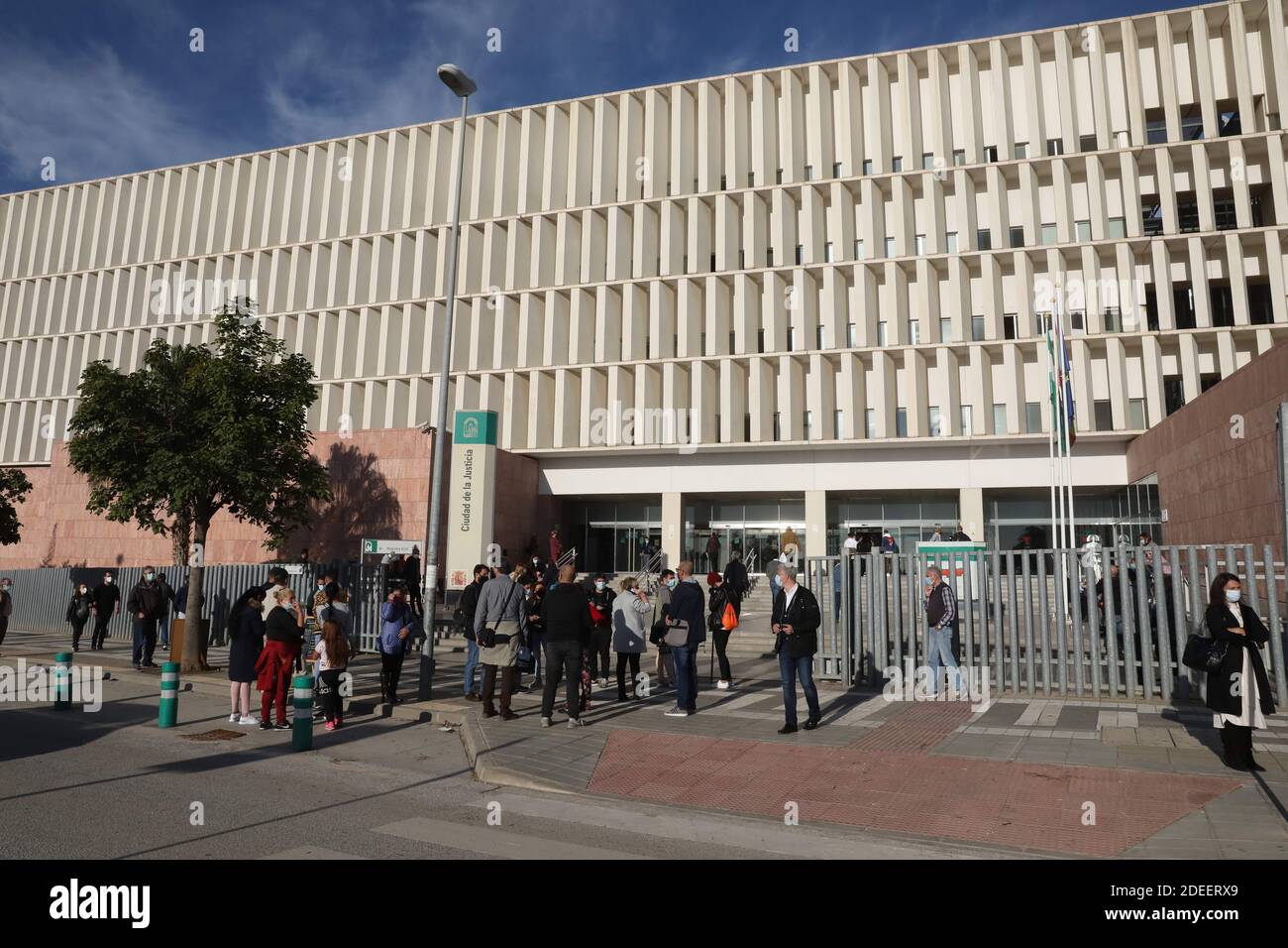 30 novembre 2020: 30 novembre 2020 (Malaga) Juan Antonio Roca si reca nuovamente ai tribunali, mentre il numero esatto di casi pendenti derivanti dalla corruzione urbana sulla Costa del Sol nel caso Malaya viene ignorato. Roca è apparso di persona alla Città di Giustizia, mentre MuÃ±oz ha testimoniato dalla videoconferenza a causa del suo stato di salute. Si tratta di una popolazione a rischio e preferisce evitare qualsiasi incidenza quando si esce per strada (immagine di credito: © Lorenzo CarneroZUMA Wire) Foto Stock