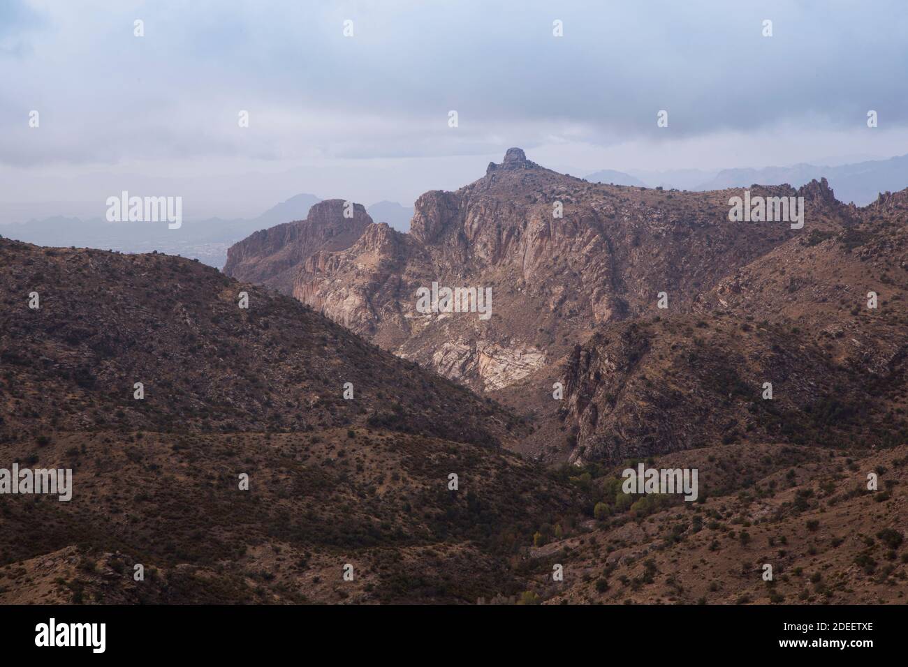 Panorama delle Sky Mountain dell'Arizona da Mount Lemmon sette cataratte vista Vista attraverso la catena montuosa Catalina fino al picco di Thimble Foto Stock