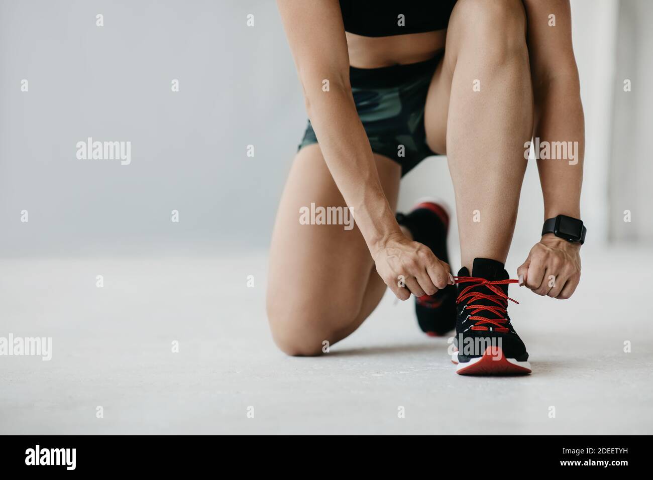 Inizio di allenamento e sport moderni a casa o in palestra Foto Stock