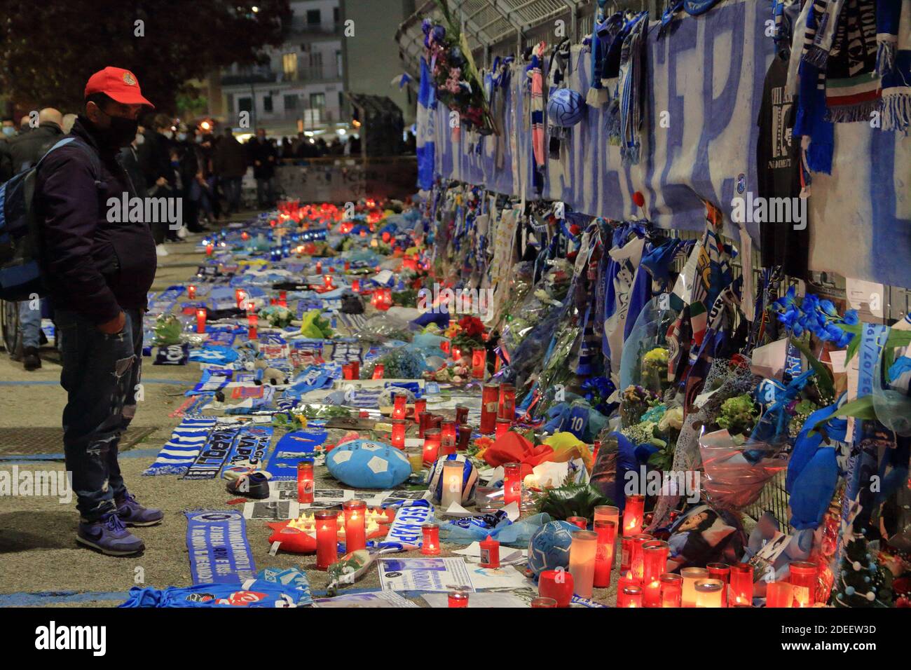 Una panoramica dei ricordi dei tifosi di Napoli messo di fronte alle porte dello Stadio, in memoria di Diego Armando Maradona Foto Stock