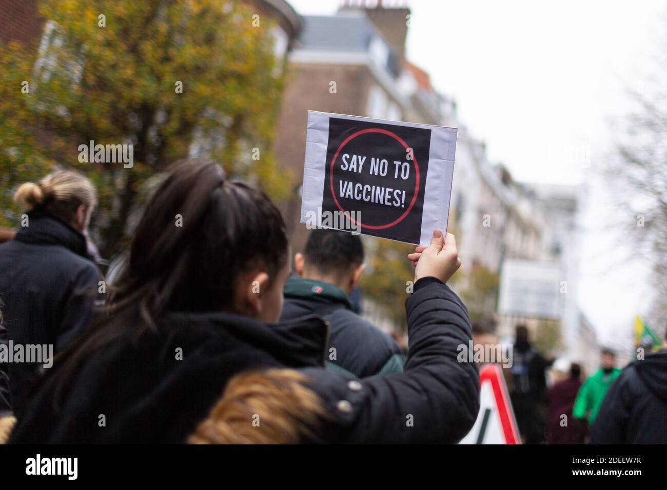 Protesta anti-lock-down, Londra, 28 novembre 2020. Dettaglio del cartello di un protestore. Foto Stock