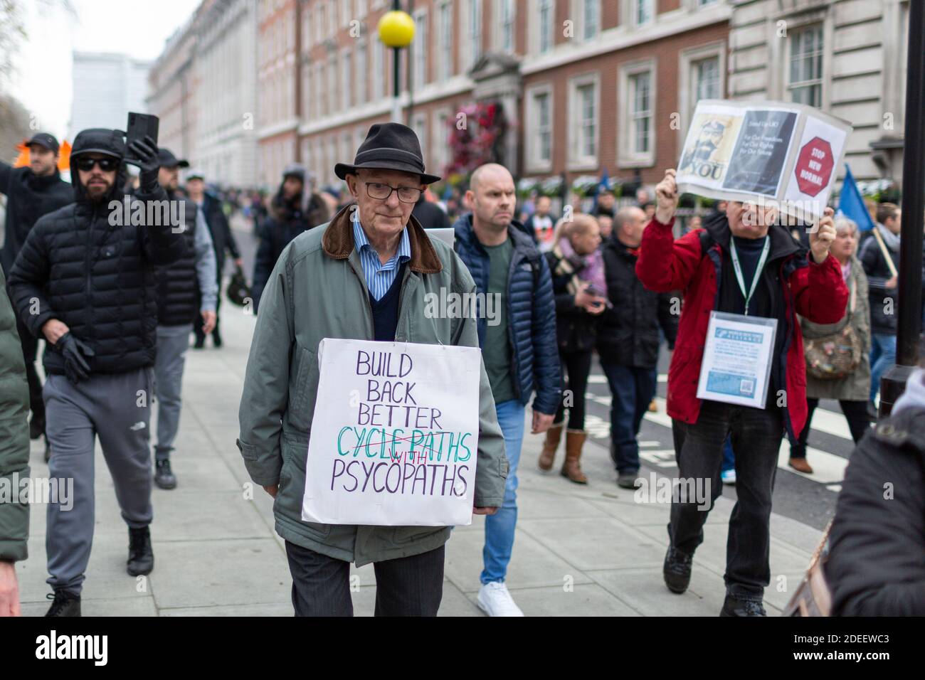 Protesta anti-lock-down, Londra, 28 novembre 2020. Ritratto di un anziano protestore che marcia con un cartello. Foto Stock