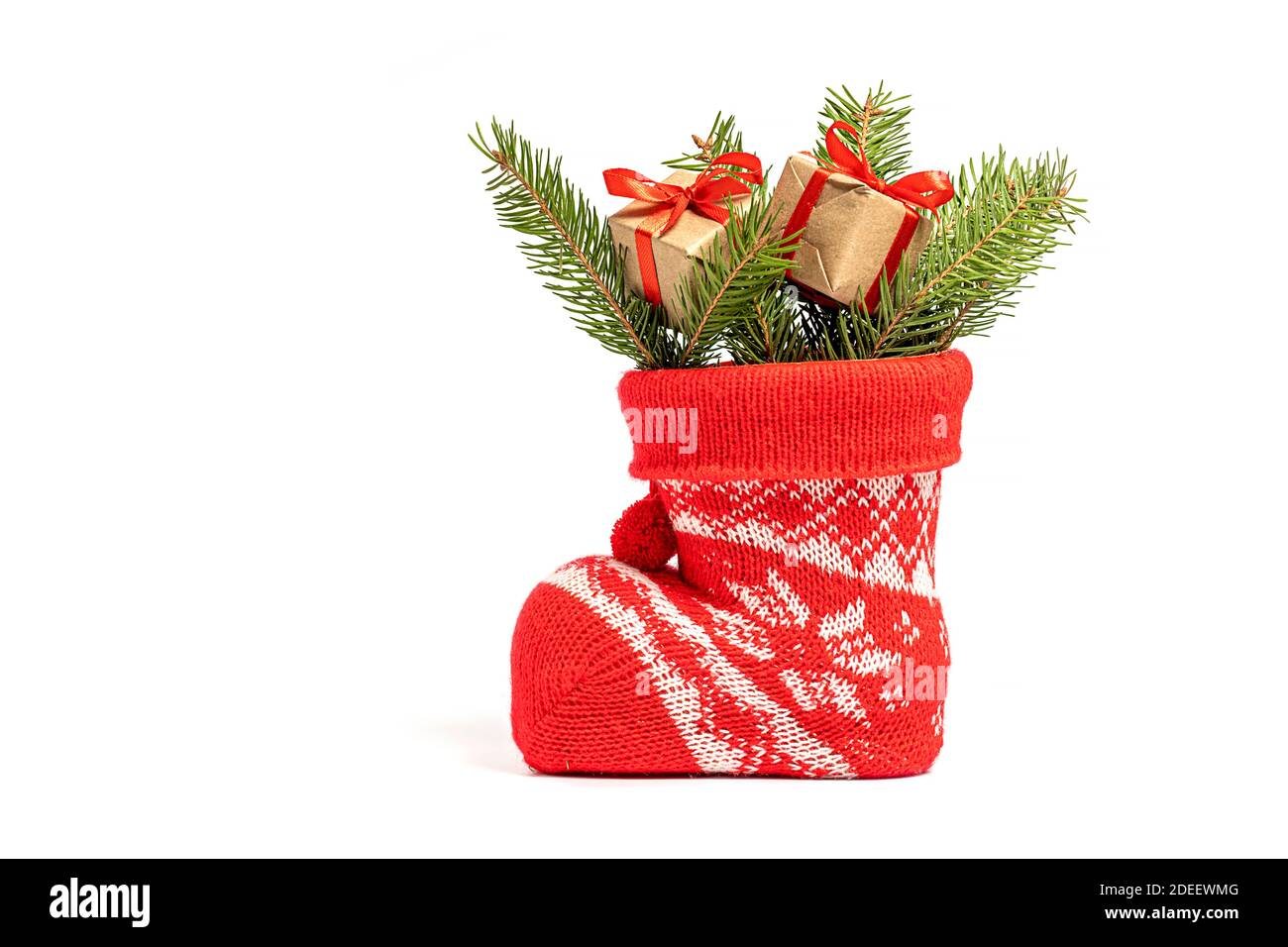 Piccoli regali con rami di abete nello stivale di Babbo Natale. Isolato su bianco. Alta qualità Foto Stock