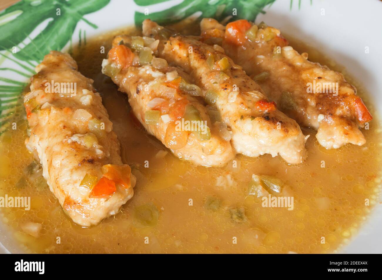 Piatto elegante con prelibatezze di pollo in salsa verde con verdure. Dieta mediterranea, mangiare sano. Foto Stock