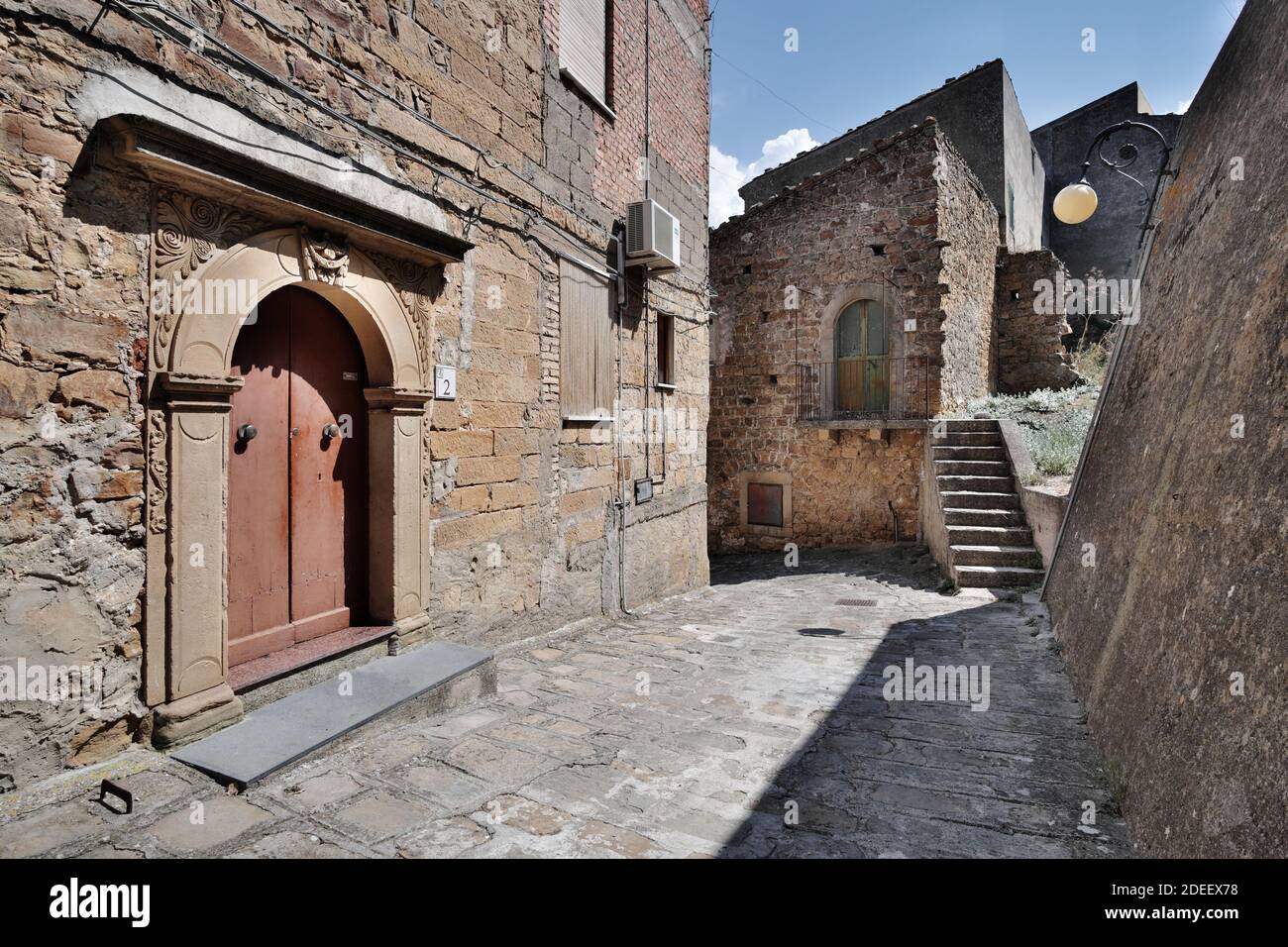 Antica porta d'ingresso per le strade del centro storico di Castel di Lucio, testimonianze dell'architettura siciliana e della cultura Foto Stock