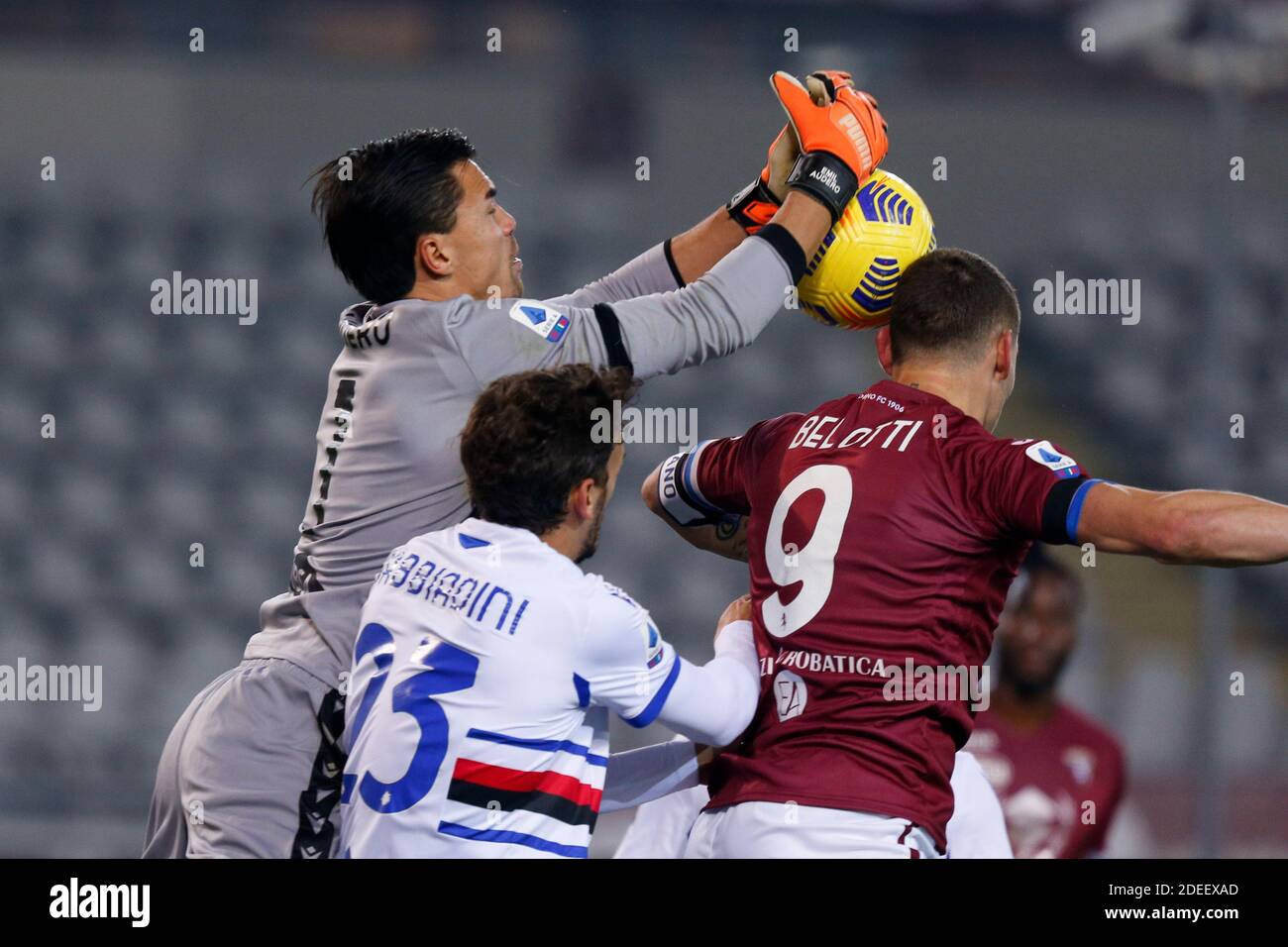 Stadio Olimpico Grande Torino, Torino, Italia, 30 Nov 2020, Emil Audero (UC Sampdoria) e Andrea Belotti (Torino FC) contrastano durante Torino FC contro UC Sampdoria, calcio italiano Serie A match - Foto Francesco Scaccianoce / LM Foto Stock