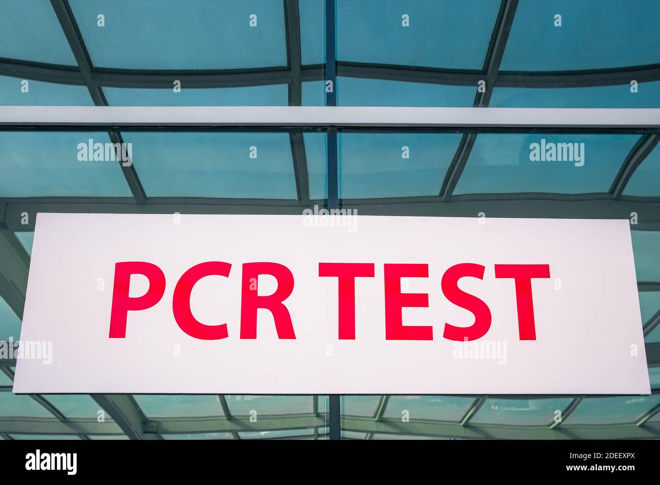 Firmare per il test PCR in primo piano dell'ospedale Foto Stock