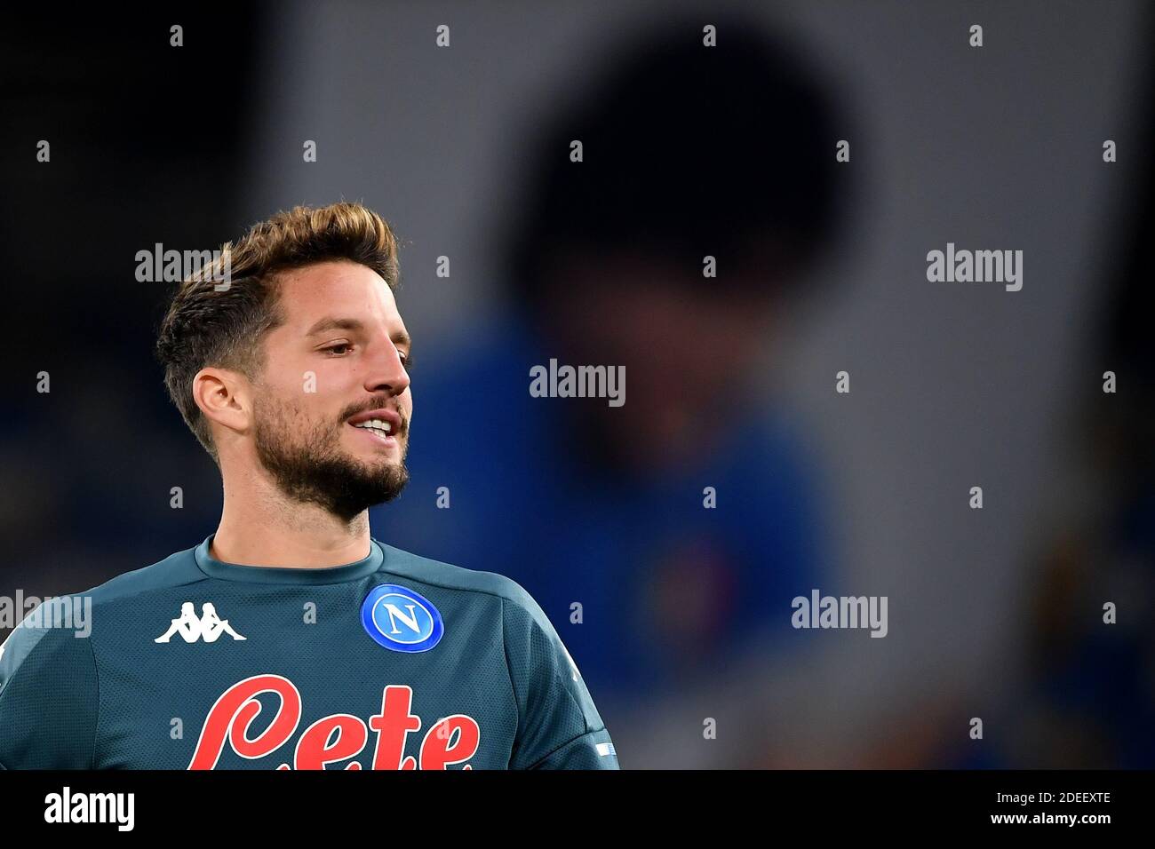 Napoli, Italia. 29 Nov 2020. Dries Mertens del SSC Napoli si riscalda con un ritratto gigante di Maradona alle sue spalle durante la Serie A Football Match tra il SSC Napoli e COME Roma allo stadio San Paolo di Napoli (Italia), 29 novembre 2020. Il team SSC Napoli ha giocato la partita con una maglia speciale dedicata a Diego Armando Maradona. Credit: Insdefoto srl/Alamy Live News Foto Stock