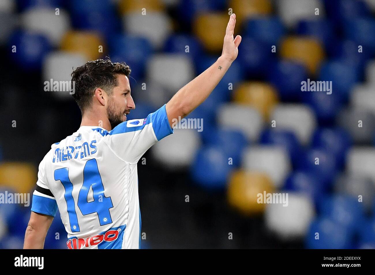 Napoli, Italia. 29 Nov 2020. Dries Mertens del SSC Napoli festeggia dopo aver segnato il traguardo del 3-0 durante la Serie A Football Match tra il SSC Napoli e COME Roma allo stadio San Paolo di Napoli, 29 novembre 2020. Il team SSC Napoli ha giocato la partita con una maglia speciale dedicata a Diego Armando Maradona. Credit: Insdefoto srl/Alamy Live News Foto Stock