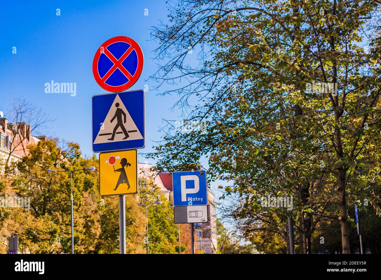 Cartello di passaggio per la scuola pedonale. Segnalazione di traffico verticale. Varsavia, Polonia, Europa Foto Stock