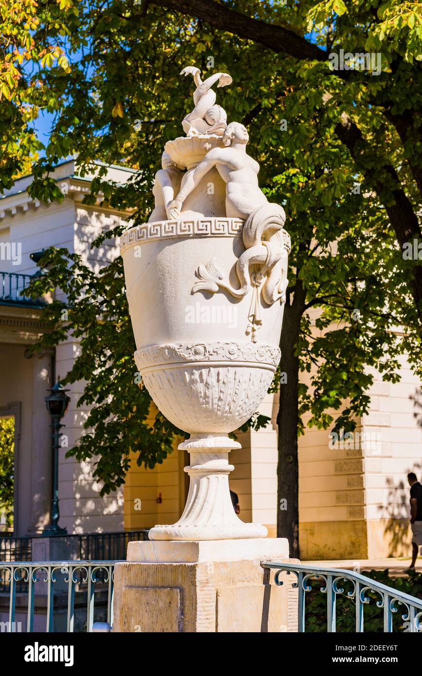 Grande calice in pietra adorna i giardini del Parco Lazienki accanto al Palazzo sull'Isola, noto anche come Palazzo dei bagni. Varsavia, Polonia, Europa Foto Stock