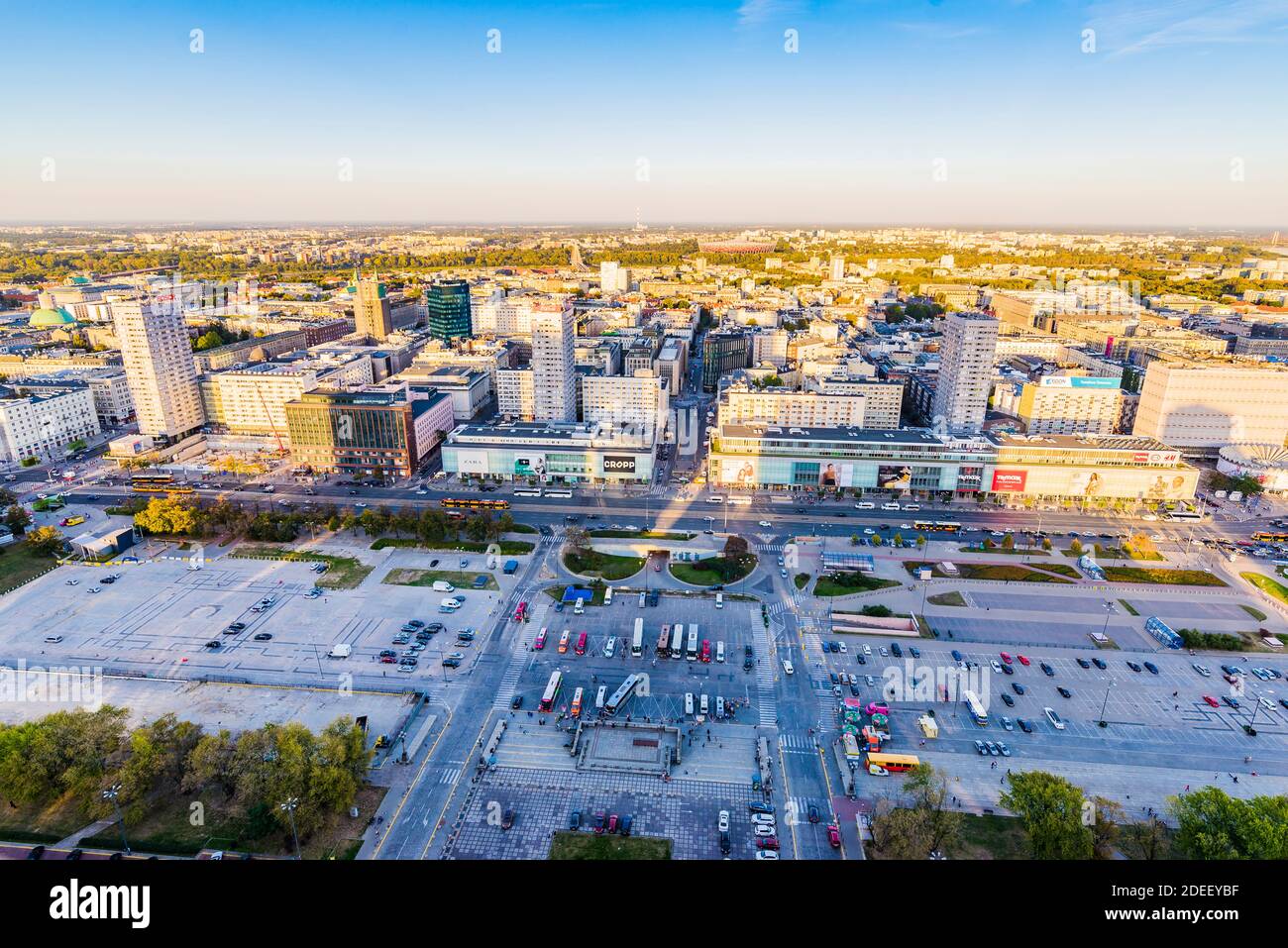 Parade Square, nel centro di Varsavia. Situato di fronte al monumentale Palazzo della Cultura e della Scienza, è una delle piazze centrali di Varsavia. È uno di t Foto Stock