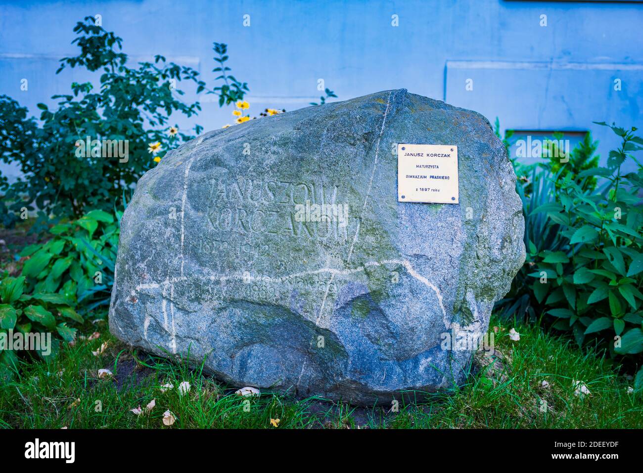 Un memoriale rock Janusz Korczak rilasciato nel 1989 davanti alla Scuola superiore di Praga Wladyslaw IV. Targa recita: Janusz Korczak, un laureato di scuola superiore Foto Stock