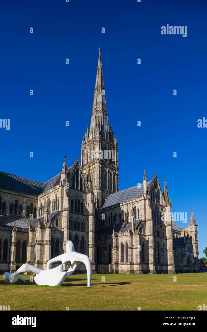 Inghilterra, Wiltshire, Salisbury, Salisbury Cathedral e Henry Moore Sculpture intitolate "Large Reclining Figure" datata 1983 Foto Stock