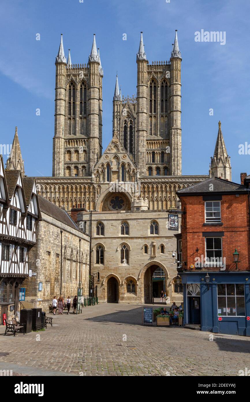 Vista su Castle Hill verso Exchequer Gate con Lincoln Cathedral Behind, Lincoln, Lincolnshire, Regno Unito. Foto Stock